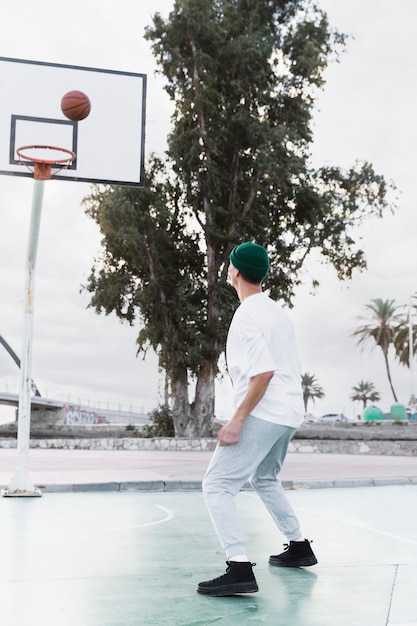 Foto grátis jovem jogando basquete