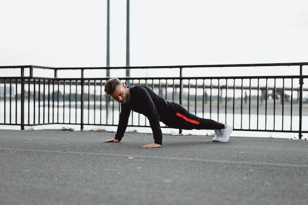 Jovem jogando esportes em uma cidade europeia. esportes em ambientes urbanos.