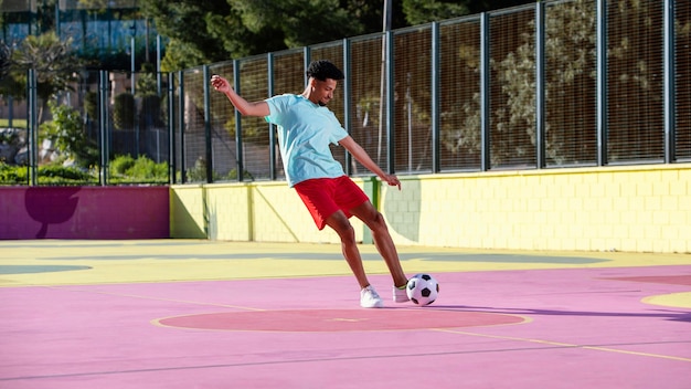 Jovem jogando futebol