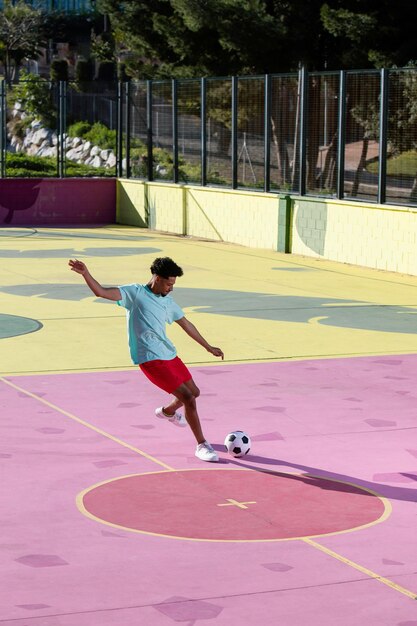 Jovem jogando futebol