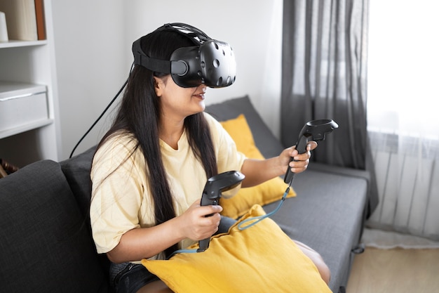 Foto grátis jovem jogando videogame com óculos vr