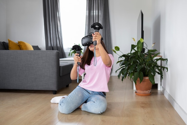 Foto grátis jovem jogando videogame com óculos vr