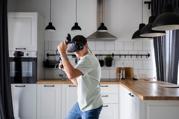 Jovem jogando videogame com óculos VR