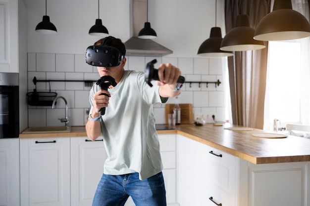 Foto grátis jovem jogando videogame com óculos vr