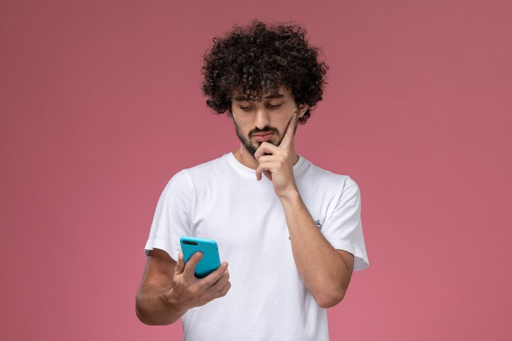 Foto grátis jovem lendo citações e pensando sobre elas