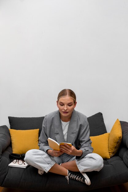 Foto grátis jovem lendo um livro de frente