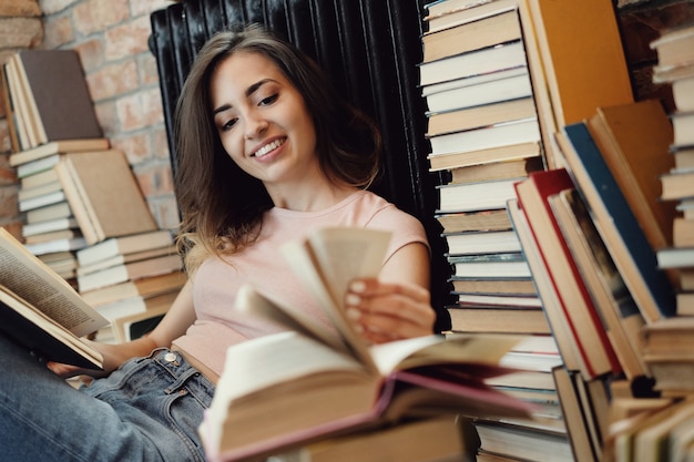 Foto grátis jovem lendo um livro em casa