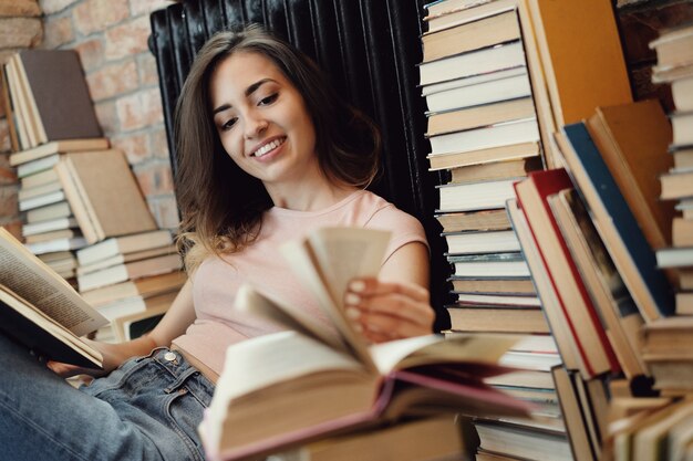 Jovem lendo um livro em casa