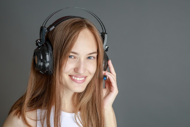 Jovem linda com roupa brilhante curtindo a música em casa