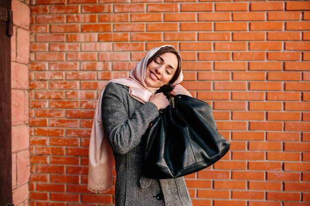 Jovem linda feliz muito satisfeita com uma nova bolsa