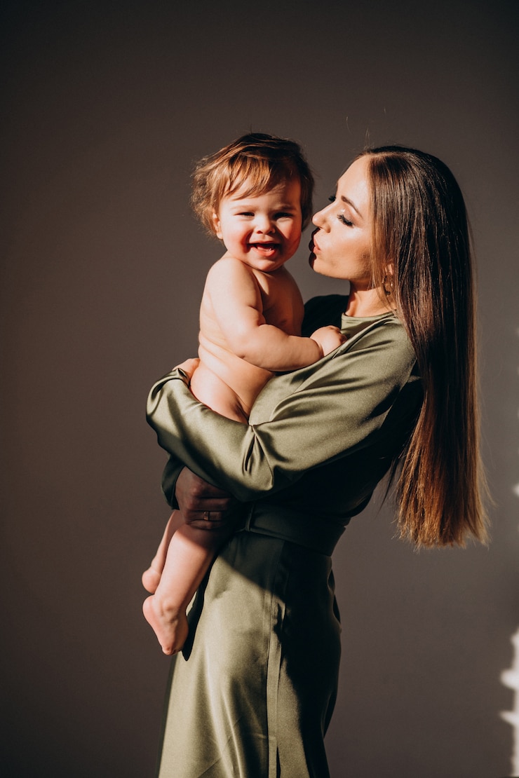 Foto grátis jovem linda mãe com seu filho pequeno, praticando amamentação