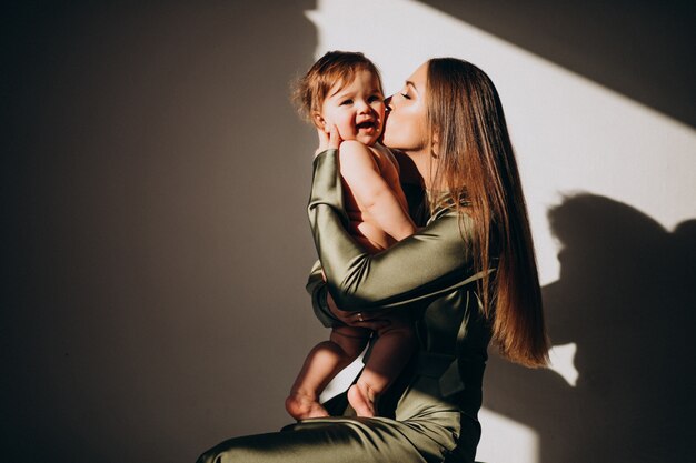 Jovem linda mãe com seu filho pequeno, praticando amamentação