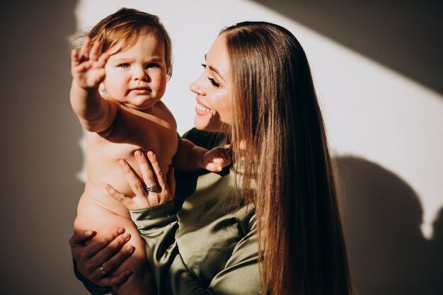 Jovem linda mãe com seu filho pequeno, praticando amamentação