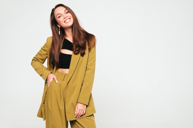 Jovem linda mulher sorridente com roupas da moda de verão