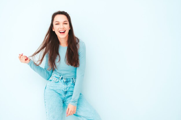 Jovem linda mulher sorridente com roupas da moda do verão moderno