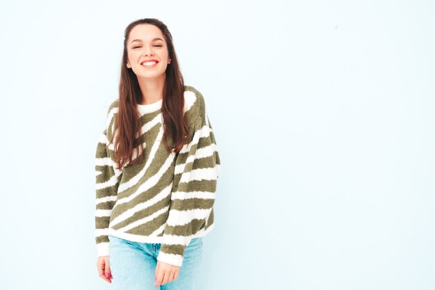 Jovem linda mulher sorridente com roupas da moda do verão moderno