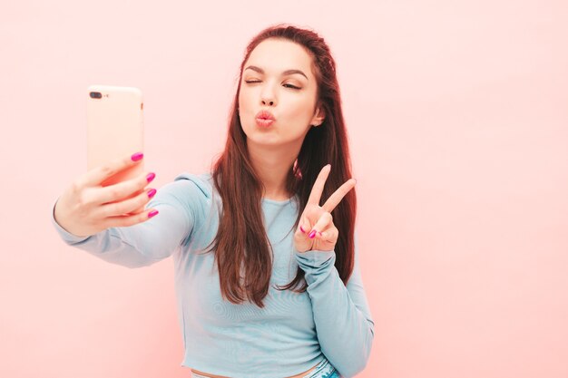 Jovem linda mulher sorridente com roupas da moda do verão moderno