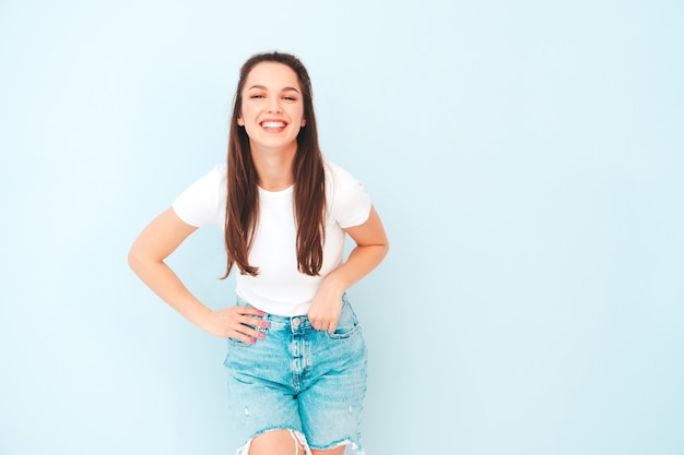 Jovem linda mulher sorridente com roupas da moda do verão moderno