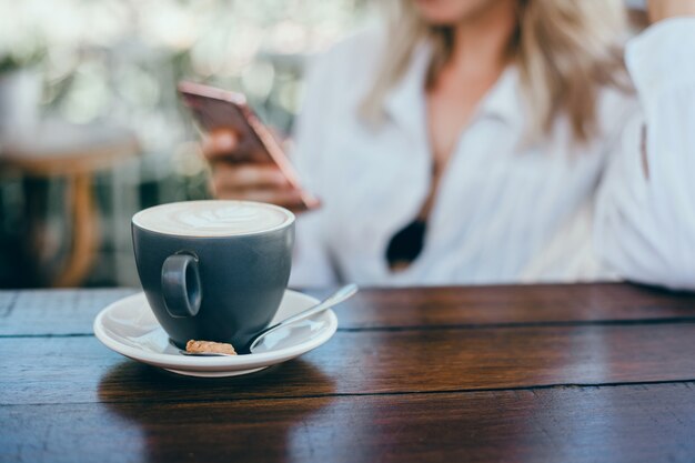 jovem linda usa um smartphone na rua, navegar na internet