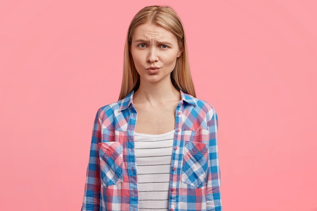 Foto grátis jovem loira com camisa listrada