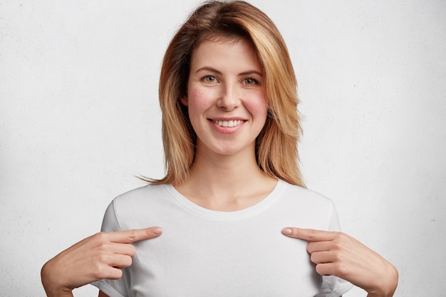 Foto grátis jovem loira com camiseta branca