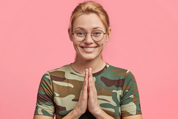 Jovem loira com camiseta camuflada