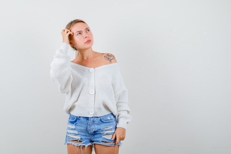 Foto grátis jovem loira com um casaco de lã branco