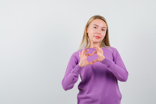 Jovem loira com um suéter roxo