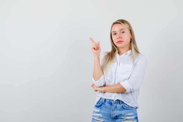 Jovem loira com uma camisa branca