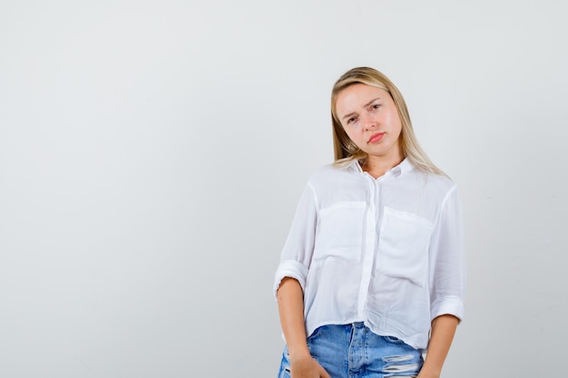 Jovem loira com uma camisa branca