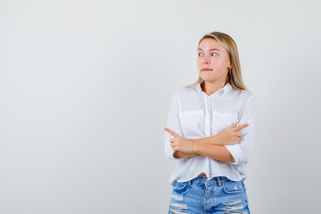 Jovem loira com uma camisa branca