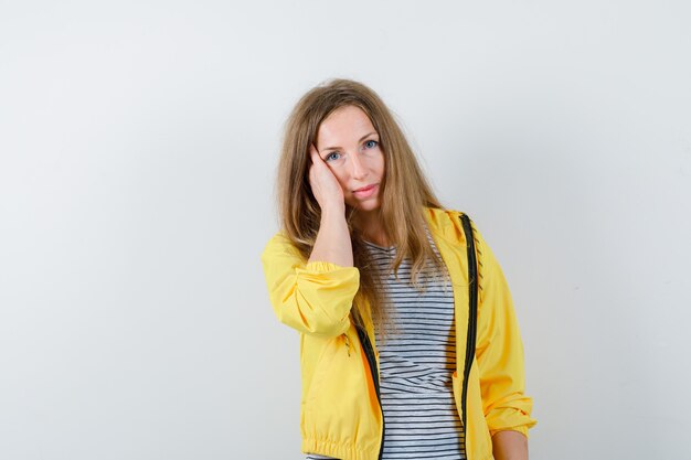 Jovem loira com uma jaqueta amarela