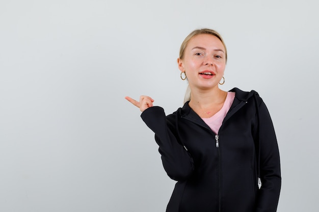 Jovem loira com uma jaqueta preta