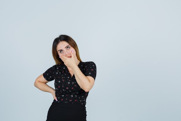 Jovem loira com vestido gesticulando isolada