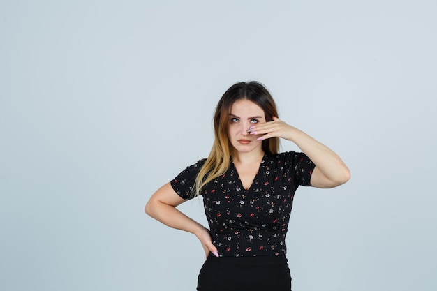 Jovem loira com vestido gesticulando isolada