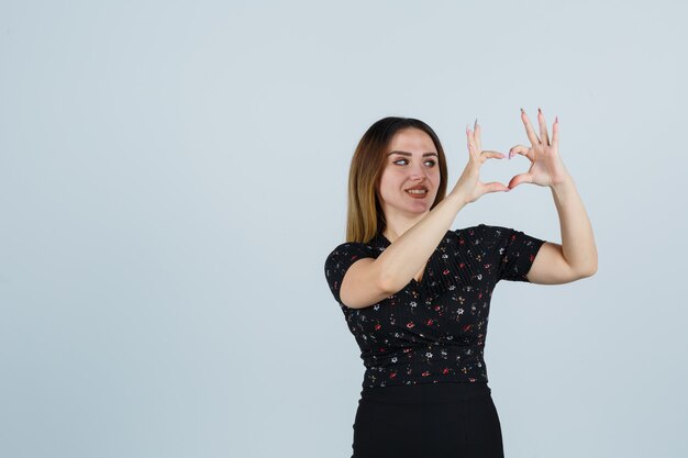 Jovem loira com vestido gesticulando isolada