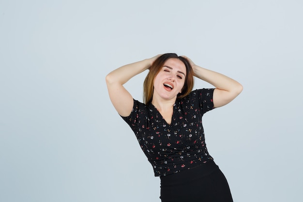 Jovem loira com vestido gesticulando isolada