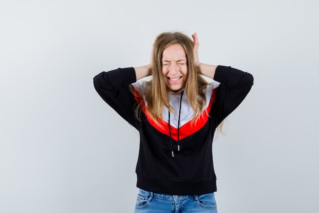 Foto grátis jovem loira de jaqueta e jeans