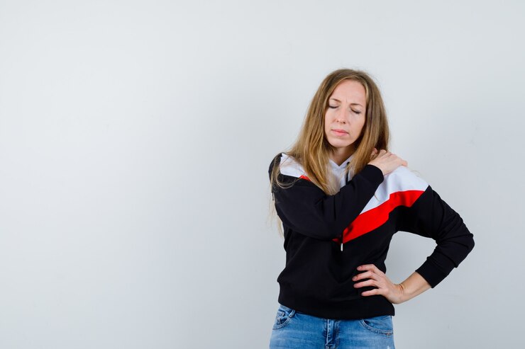 Foto grátis jovem loira de jaqueta e jeans