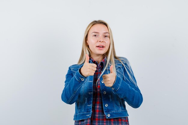 Foto grátis jovem loira encantadora isolada