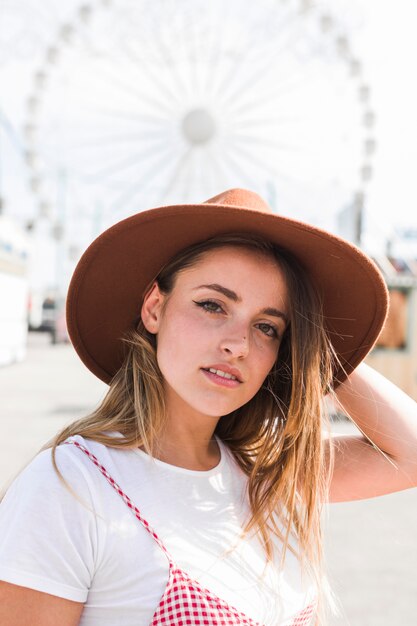 Jovem loira no parque de diversões