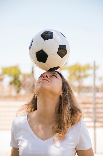 Foto grátis jovem, loiro, equilibrar, bola futebol, ligado, cabeça, em, estádio