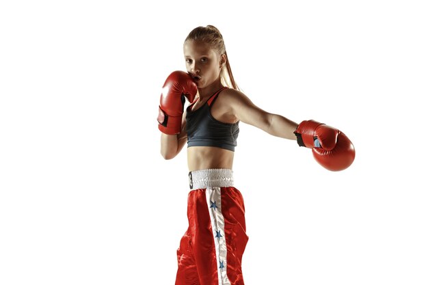 Jovem lutadora de kickboxing feminino treinando isolado no fundo branco