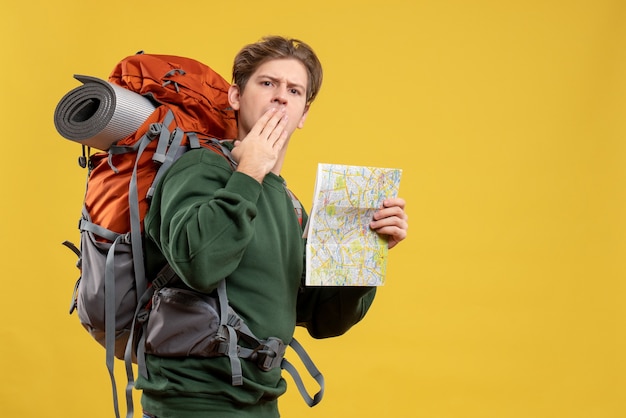 Foto grátis jovem macho com mochila segurando mapa