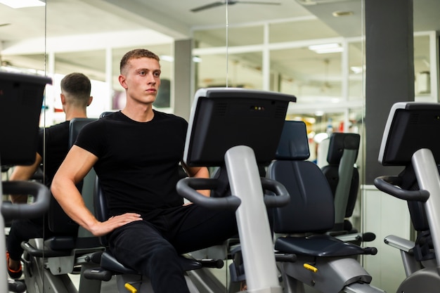 Foto grátis jovem macho de ângulo alto na prática de ginástica