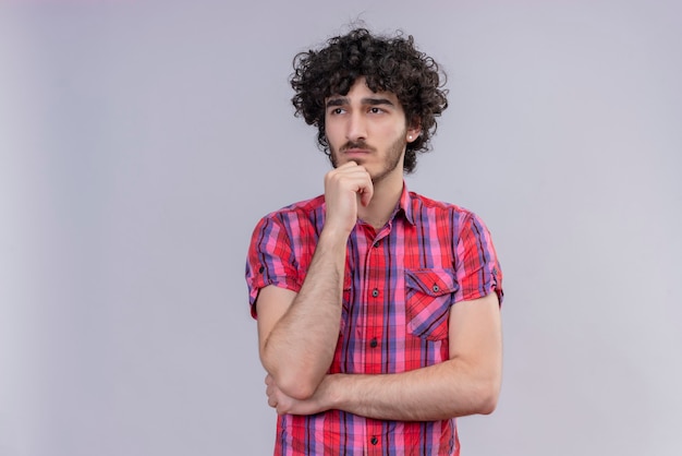 Jovem macho de cabelo encaracolado isolado camisa colorida pensando