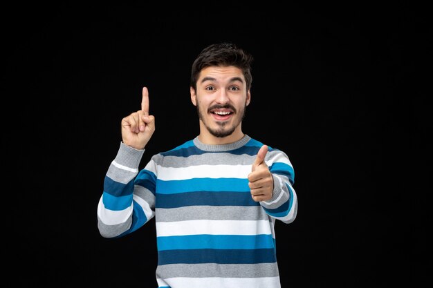 Jovem macho em camisa listrada azul de frente