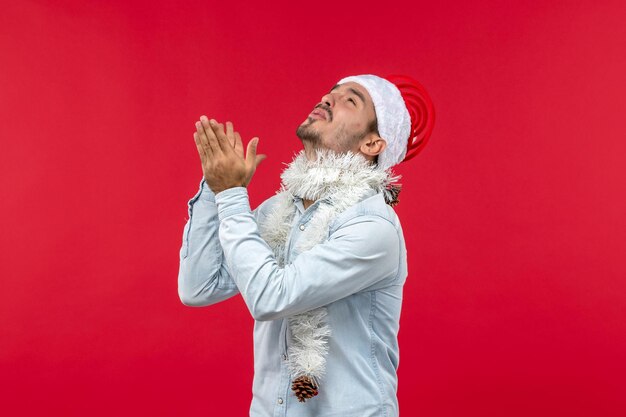 Jovem macho orando de frente, feriado natal