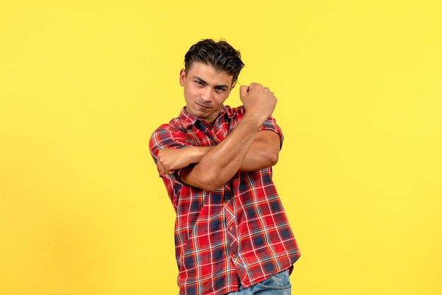 Foto grátis jovem macho posando em fundo amarelo