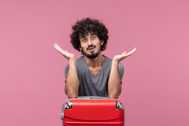 Jovem macho se preparando para uma viagem no espaço rosa